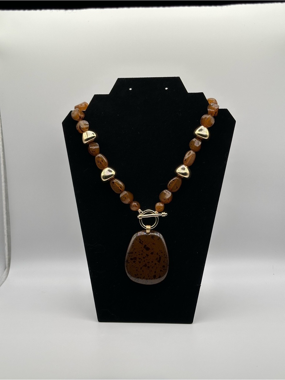 NWT Piper K Speckled Resin Toggle Statement Necklace Gold Accent Beads - Picture 2 of 6
